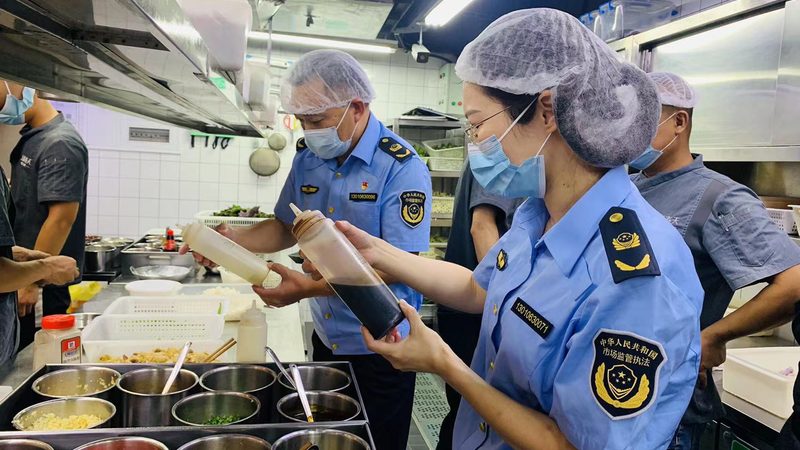 火锅底料作为一种常见的餐饮产品，在托运过程中需要特别注意以下几点：
